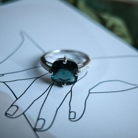 Серебряное кольцо с топазом Лондон Блю 3.657ct, фианитами