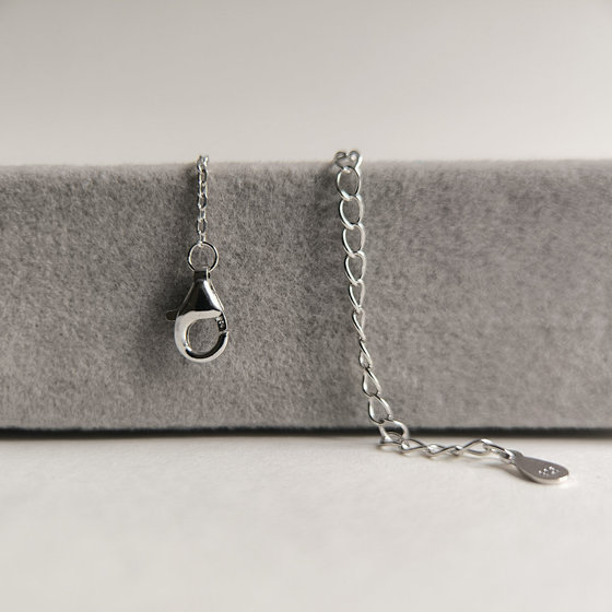 Серебряное колье с фианитами