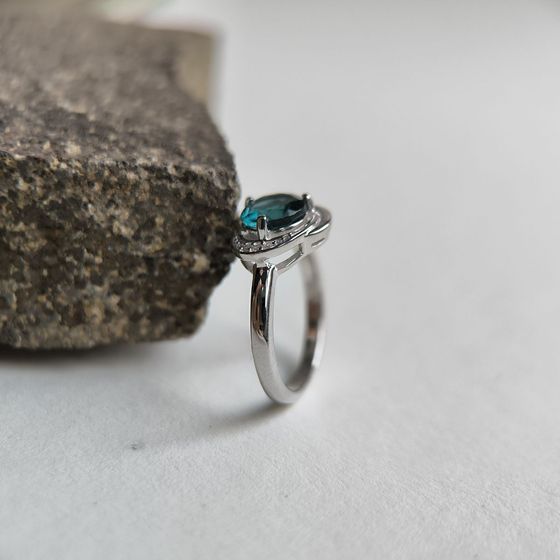 Серебряное кольцо с топазом Лондон Блю 1.091ct, фианитами