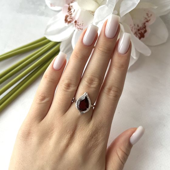 Серебряное кольцо с гранатом 3.131ct