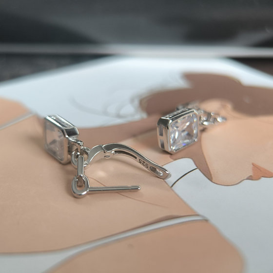 Серебряные серьги с фианитами