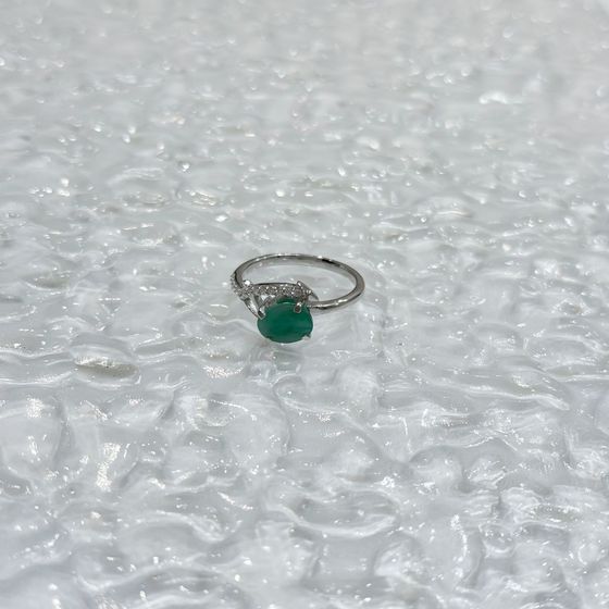 Серебряное кольцо с изумрудом, фианитами