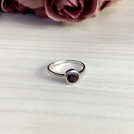 Серебряное кольцо с гранатом 1.017ct