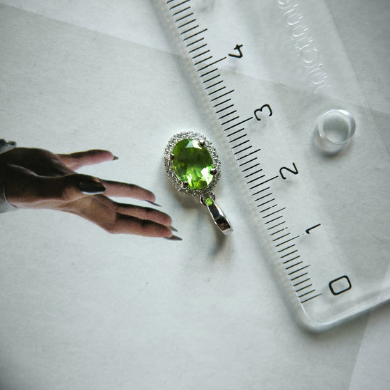 Серебряная подвеска с хризолітом 1.259ct, фианитами