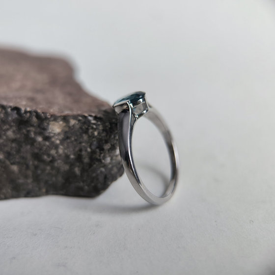 Серебряное кольцо с топазом Лондон Блю 0.832ct