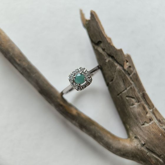 Серебряное кольцо с изумрудом, фианитами