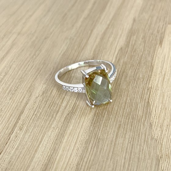 Серебряное кольцо с султанитом