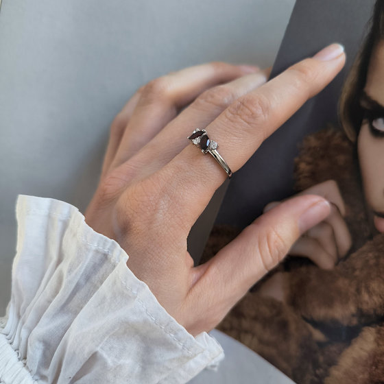 Серебряное кольцо с гранатом