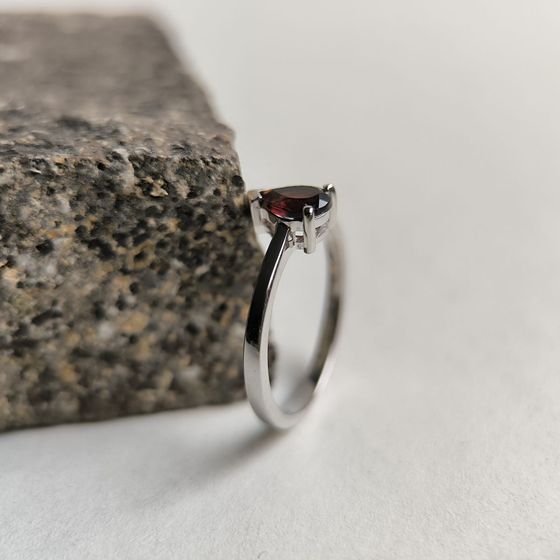 Серебряное кольцо с гранатом