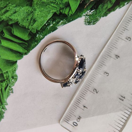 Серебряное кольцо с сапфиром 3.823ct, фианитами