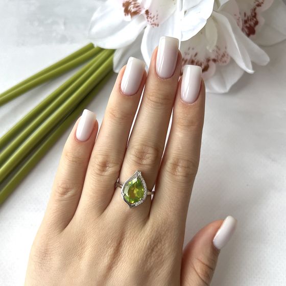 Серебряное кольцо с хризолітом 4.159ct, фианитами