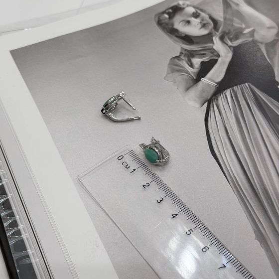 Серебряные серьги с изумрудом