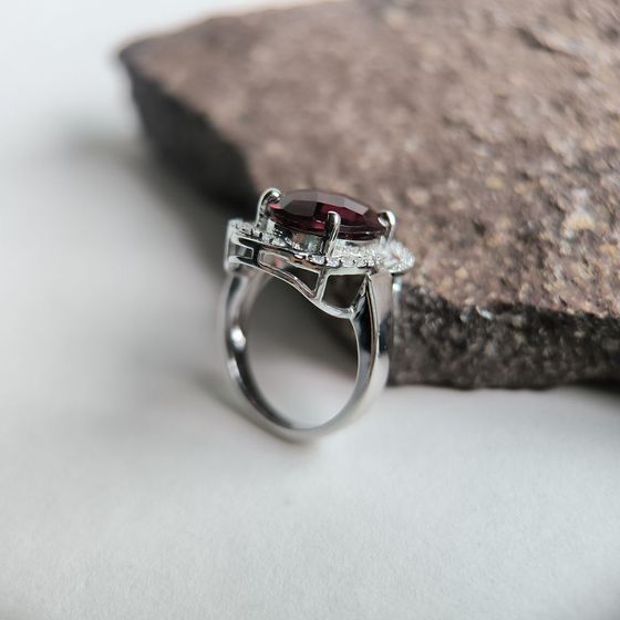 Серебряное кольцо с гранатом nano 4.925ct, фианитами