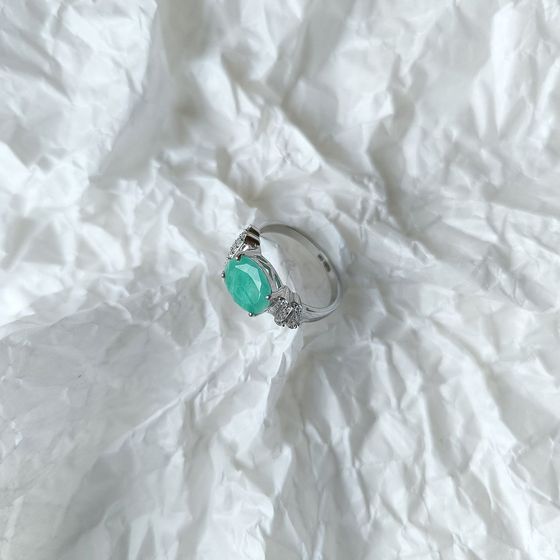 Серебряное кольцо с изумрудом 2.62ct, фианитами