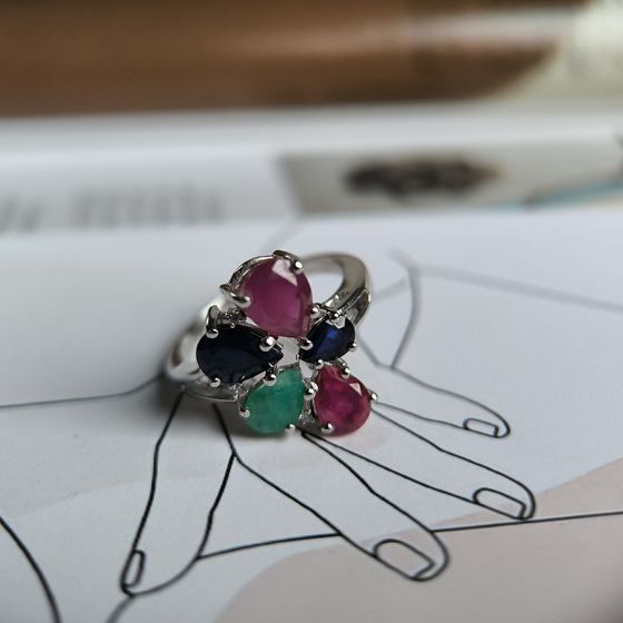 Серебряное кольцо с сапфиром 1.917ct, изумрудом, рубином