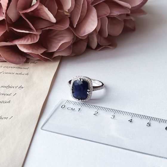 Серебряное кольцо с сапфиром 7.803ct, фианитами
