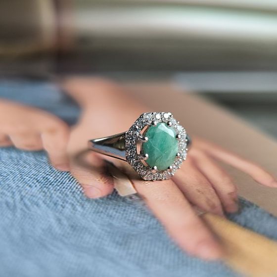 Серебряное кольцо с изумрудом, фианитами