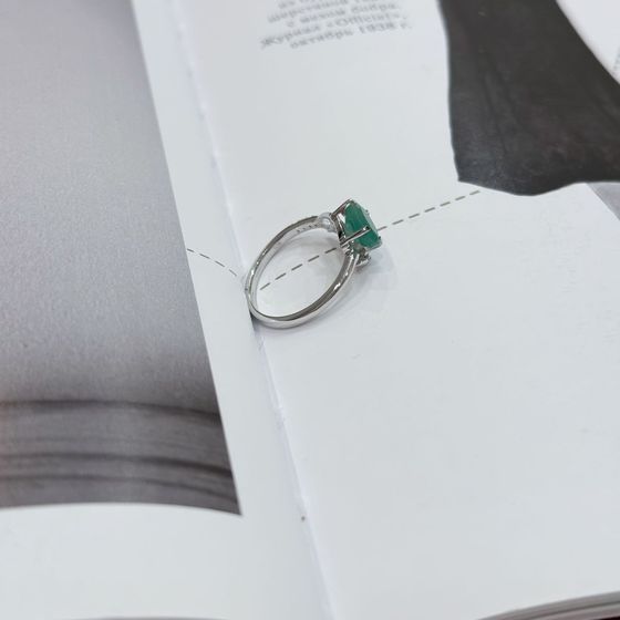 Серебряное кольцо с изумрудом, фианитами