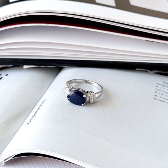 Серебряное кольцо с сапфиром 3.507ct, фианитами