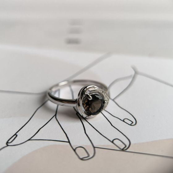 Серебряное кольцо с раухтопазом (дымчатым кварцем) 1.171ct, фианитами