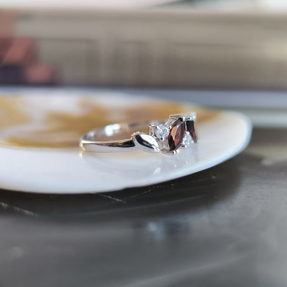 Серебряное кольцо с гранатом