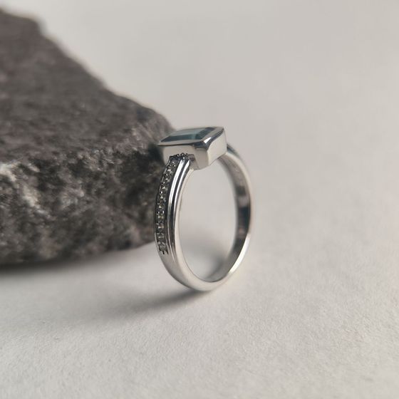 Серебряное кольцо с топазом Лондон Блю 1.053ct