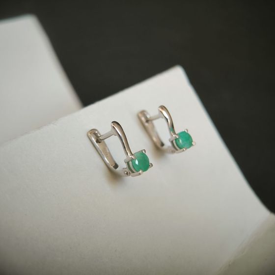 Серебряные серьги с изумрудом