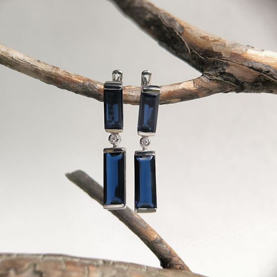Серебряные серьги с сапфиром nano 9.608ct, фианитами