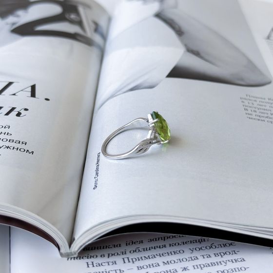 Серебряное кольцо с хризолітом 4.25ct