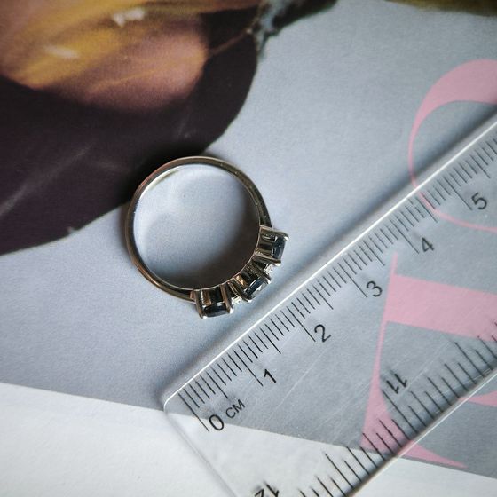 Серебряное кольцо с сапфиром 2.087ct, фианитами