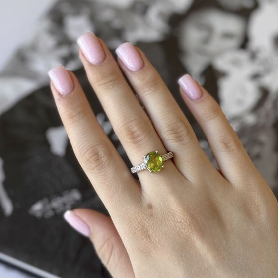 Серебряное кольцо с хризолітом