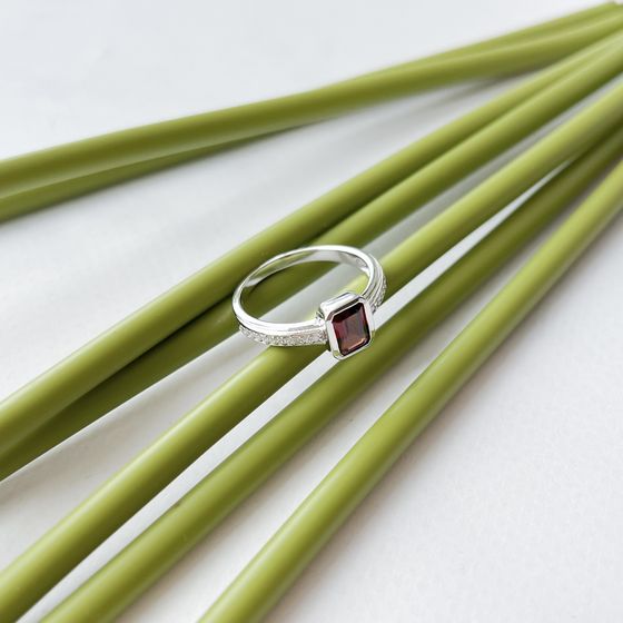 Серебряное кольцо с гранатом 1.453ct