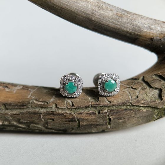 Серебряные серьги с изумрудом, фианитами