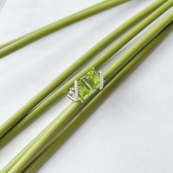Серебряное кольцо с хризолітом 8.445ct, фианитами