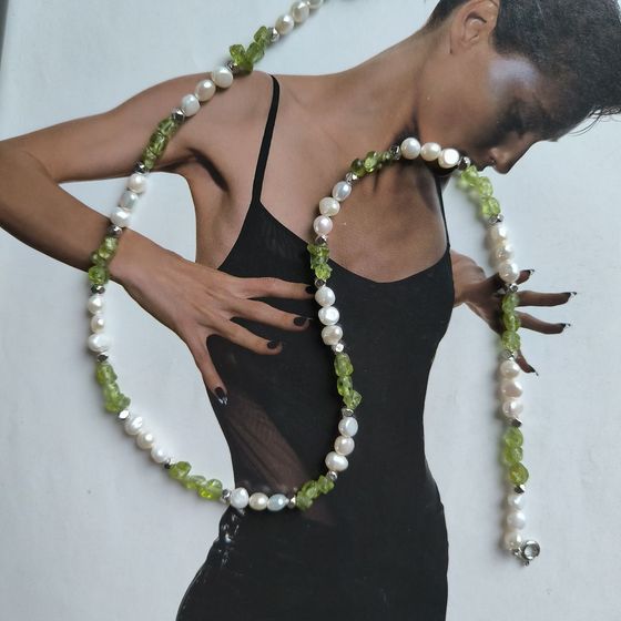 Серебряное колье с жемчугом барочным, хризолітом