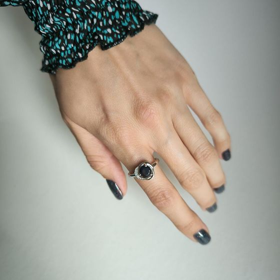 Серебряное кольцо с сапфиром 1.761ct, фианитами