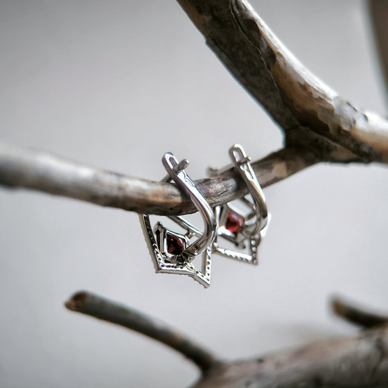 Серебряные серьги с гранатом 3.399ct