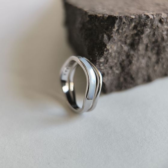 Серебряное кольцо с фианитами, перламутром