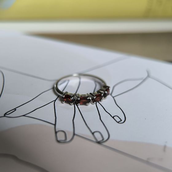 Серебряное кольцо с гранатом