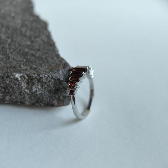 Серебряное кольцо с гранатом 2.133ct