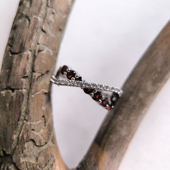 Серебряное кольцо с гранатом 1.125ct, фианитами