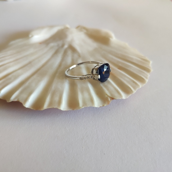 Серебряное кольцо с сапфиром 4.637ct, фианитами