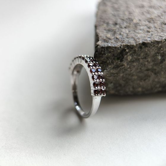 Серебряное кольцо с гранатом