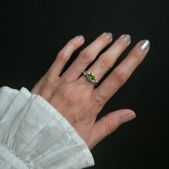 Серебряное кольцо с хризолітом 1.573ct, фианитами