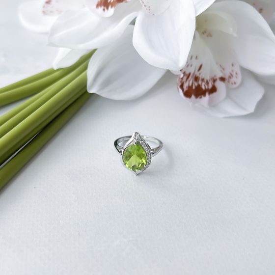 Серебряное кольцо с хризолітом 4.159ct, фианитами