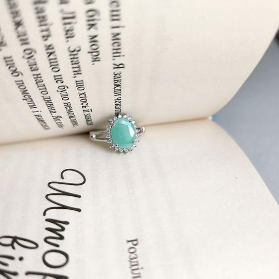 Серебряное кольцо с изумрудом 2.79ct, фианитами