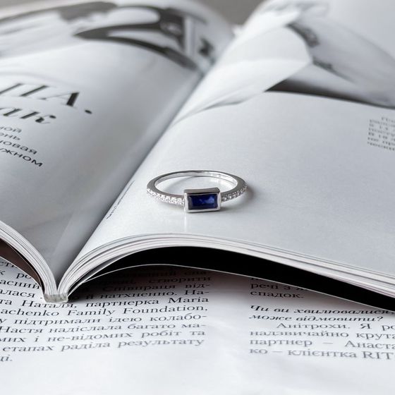 Серебряное кольцо с сапфиром 0.717ct, фианитами
