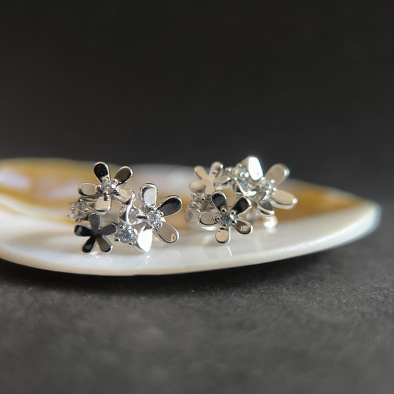 Серебряные серьги с фианитами