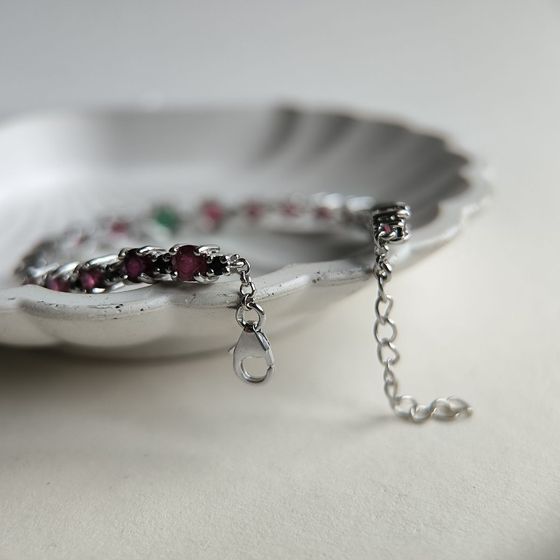 Серебряный браслет с изумрудом, рубином, сапфиром