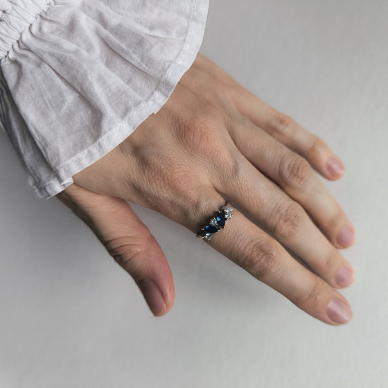 Серебряное кольцо с сапфиром nano